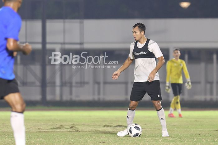 Arif Satria tengah berlatih dalam pemusatan latihan timnas Indonesia di Stadion Madya, Senayan, Jakarta, 11 Mei 2021.