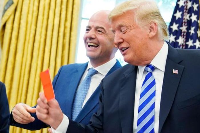 Presiden Amerika Serikat Donald Trump tertawa sambil memegang kartu merah saat ditemui Presiden FIFA Gianni Infantino beberapa waktu lalu di Gedung Putih untuk membahas Piala Dunia 2026.