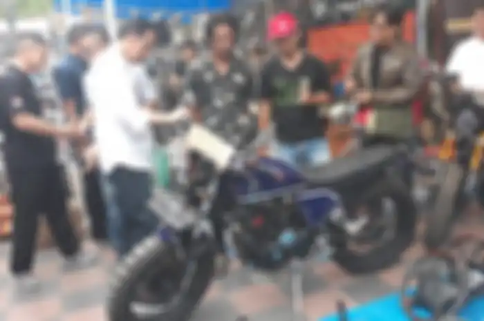 Presiden Jokowi saat melihat motor Scorpio 225 di lapak Soul Land Otobursa Tumplek Blek 2018