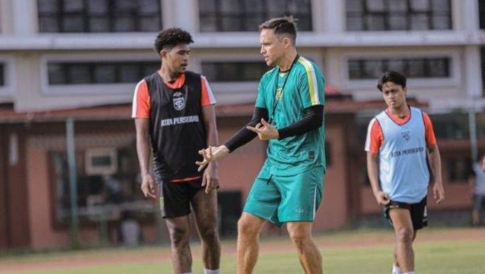 Mantan pemain Persija Jakarta Braif Fatari jalani trial bersama empat pemain lain di latihan perdana Persebaya Surabaya.