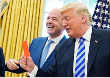 Presiden FIFA Gianni Infantino (kiri) berbincang dengan Presiden Amerika Serikat Donald Trump di Ruang Oval Gedung Putih, Jumat (7/3/2025).