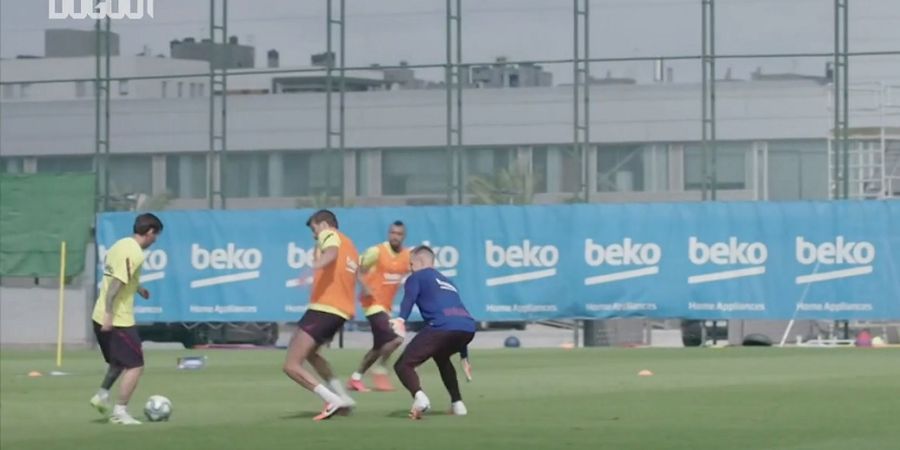 VIDEO - Lionel Messi Cetak 6 Gol di Sesi Latihan Barcelona, Gerard Pique Pasrah