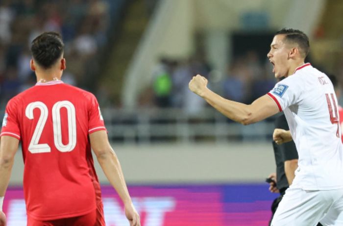 Jay Idzes selebrasi setelah mempersembahkan gol bagi Timnas Indonesia di kandang Vietnam, Stadion My Dinh, Hanoi, 26 Maret 2024.
