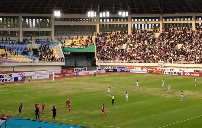 Terlihat salah satu stadion yang akan digunakan untuk venue Piala Dunia U-20 2023 yakni Stadion Manahan, Solo rumputnya tidak merata.