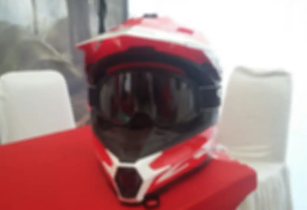 Goggle juga ikut disertakan dengan helm