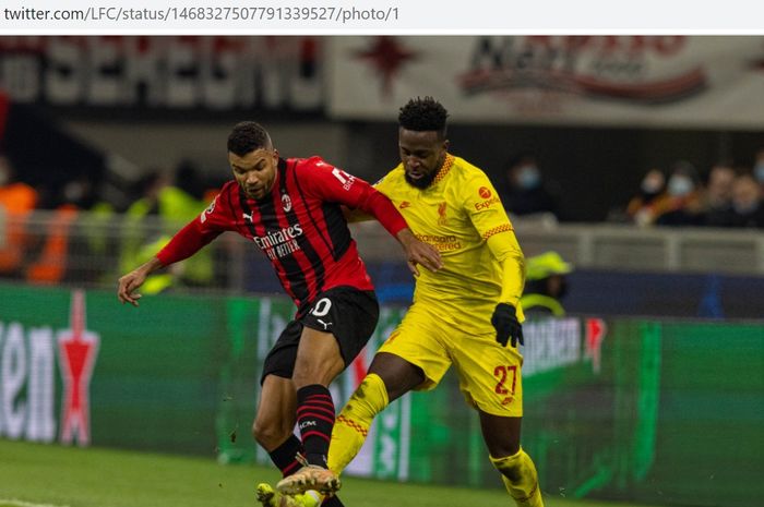 Pemain AC Milan, Junior Messias (kiri), berebut bola dengan pemain Liverpool, Divock Origi, dalam matchday terakhir babak penyisihan Grup B Liga Champions 2021-2022 di Stadion San Siro pada Selasa (7/12/2021) waktu setempat atau Rabu  pukul 03.00 dini hari WIB. 