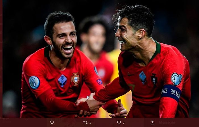 Cristiano Ronaldo dan Bernardo Silva saat merayakan gol untuk timnas Portugal.