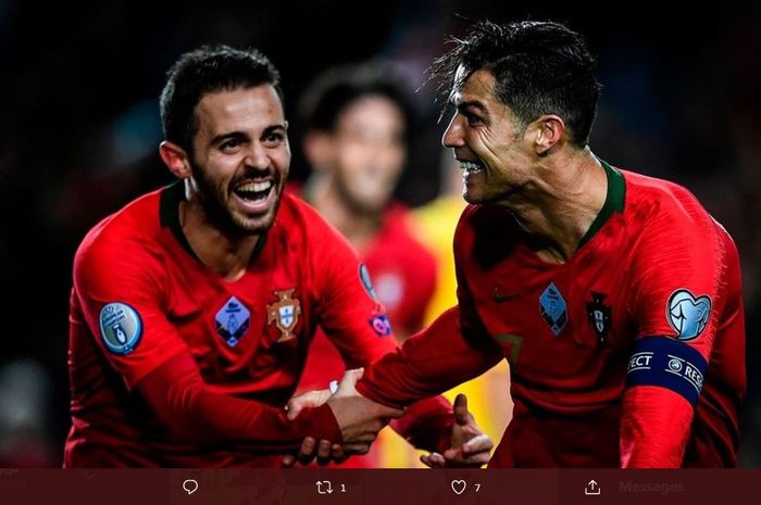 Cristiano Ronaldo dan Bernardo Silva saat merayakan gol untuk timnas Portugal.