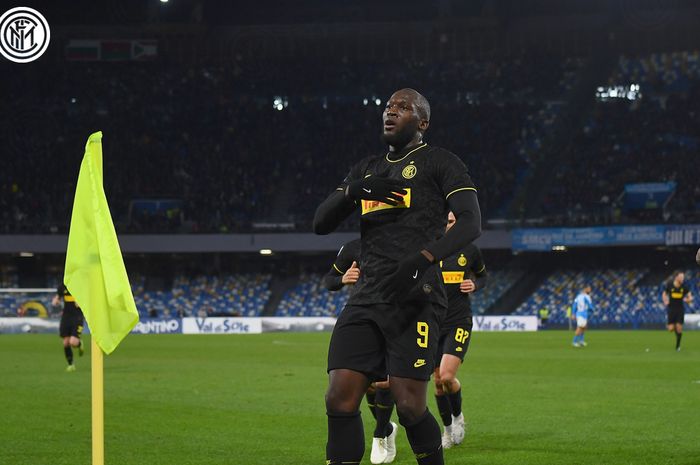 Striker Inter Milan, Romelu Lukaku, merayakan gol yang dicetak ke gawang Napoli dalam laga Liga Italia di Stadion San Paolo, Senin (6/1/2020).