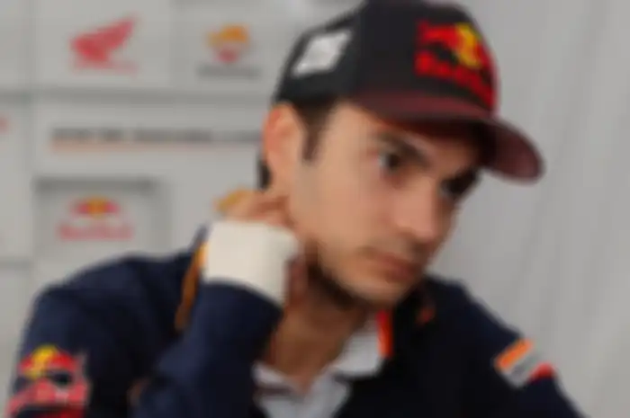 Tangan Dani Pedrosa masih terbungkus perban