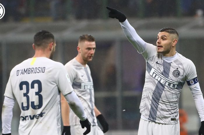 Penyerang Inter Milan, Mauro Icardi (kanan), memberikan instruksi kepada rekannya dalam laga perempat final Coppa Italia di Stadion Giuseppe Meazza, Kamis (31/1/2019).