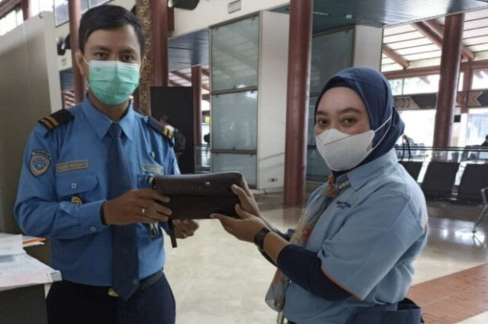 Foto tampang Halimah viral di media sosial. Petugas cleaning service ini kebanjiran penghargaan usai menyerahkan cek senilai Rp 35,6 miliar. 