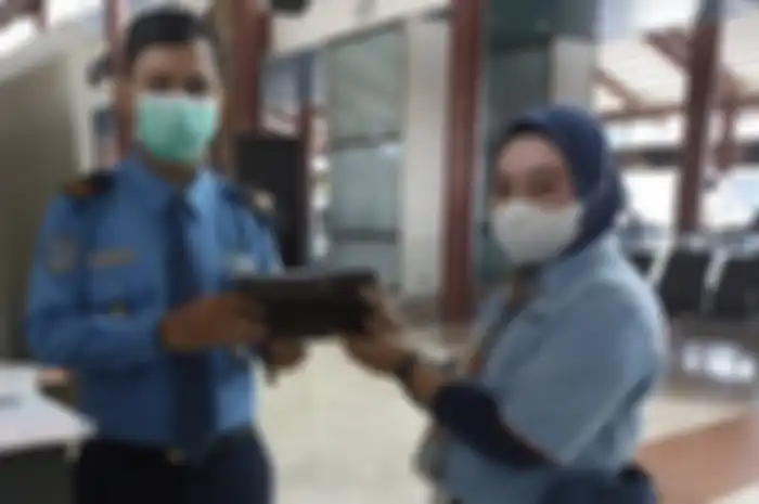 Foto tampang Halimah viral di media sosial. Petugas cleaning service ini kebanjiran penghargaan usai menyerahkan cek senilai Rp 35,6 miliar. 