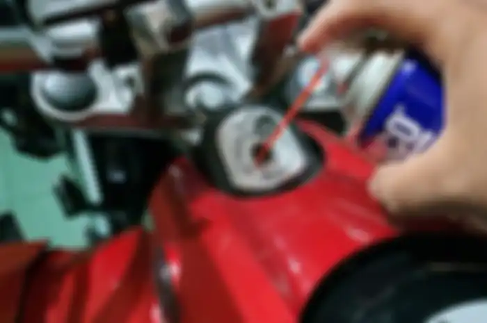 Sambil nunggu buka puasa, cek bagian lubang kunci motor dan lumasi biar enggak macet yuk bro!