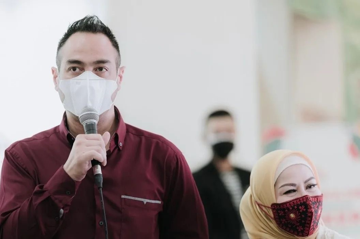 Foto Ferry Irawan yang terus mengumbatr mesra dengan Venna Melinda terlanjur dihujat. Ide resepsi mewah justru datang dari sosok ini.