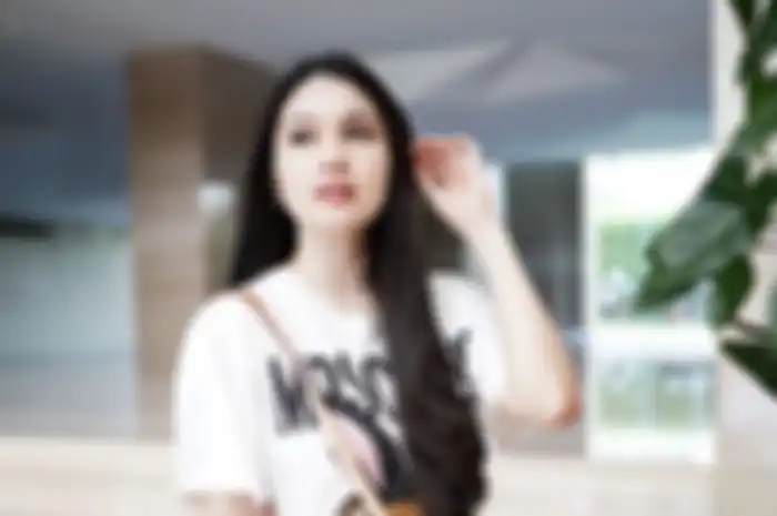 Tampilan langsing Sandra Dewi