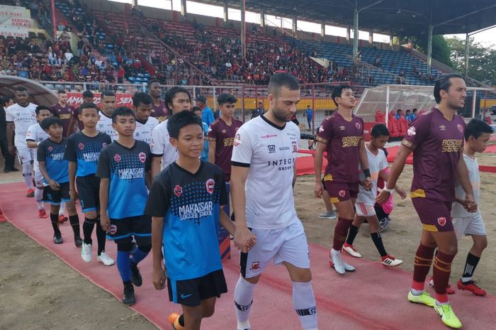 Pemain Madura United dan PSM Makassar berjalan memasuki lapangan pada laga pekan ke-24 Liga 1 2019 di Stadion Andi Mattalatta, Kamis (24/10/2019).