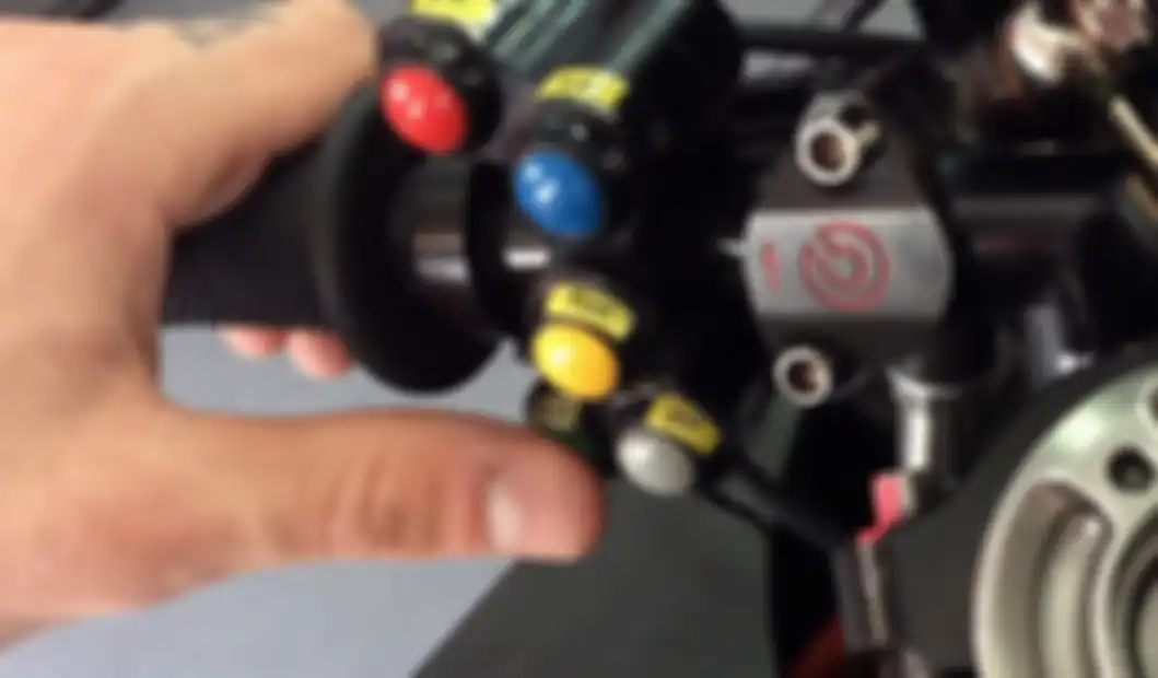 GP Control di motor Ducati Desmosedici tiap tombol fungsinya penting saat balapan