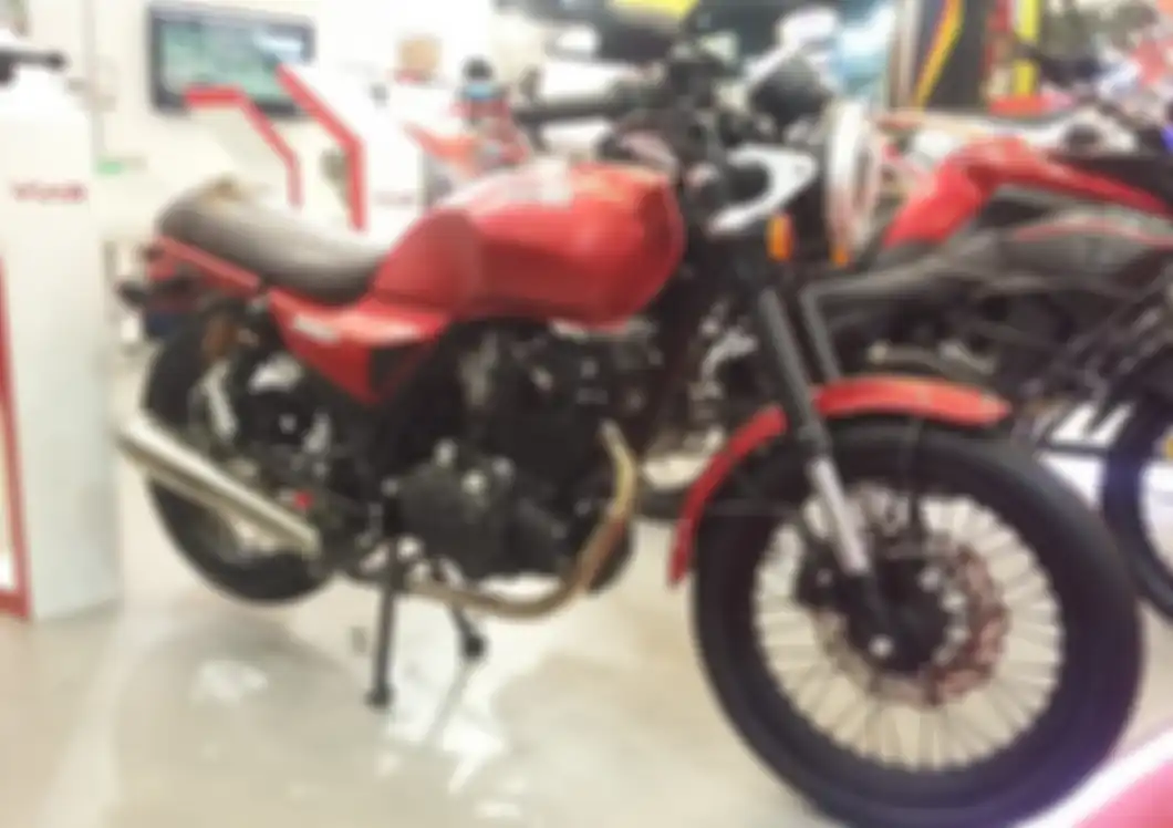 Vintech 250 punya sok belakang dengan sub tank dan jok bergaya hornet