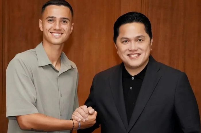 Eliano Reijnders (kiri) bersalaman dengan Ketua Umum PSSI Erick Thohir dan berkomitmen untuk memberi kemenangan kepada Timnas Indonesia.