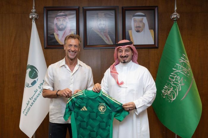 Herve Renard (kiri) diperkenalkan oleh petinggi Federasi Sepak Bola Arab Saudi sebagai pelatih menggantikan Roberto Mancini, Selasa, 29 Oktober 2024.