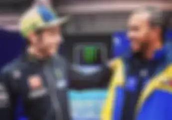 Jadi Nih, Valentino Rossi Bakal Duel Melawan Jagoan Formula 1 Lewis Hamilton