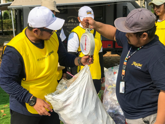 Menimbang sampah yang berhasil dikumpulkan.