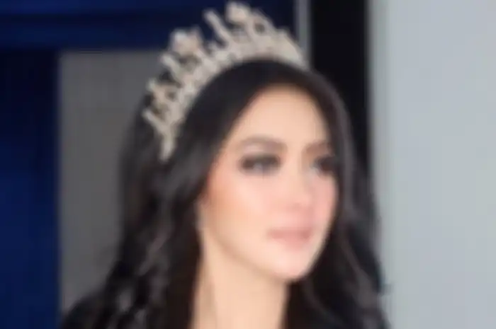 Foto Anggun Syahrini dengan Gaun Putih Glamor ala Pengantin di Hari Pernikahan