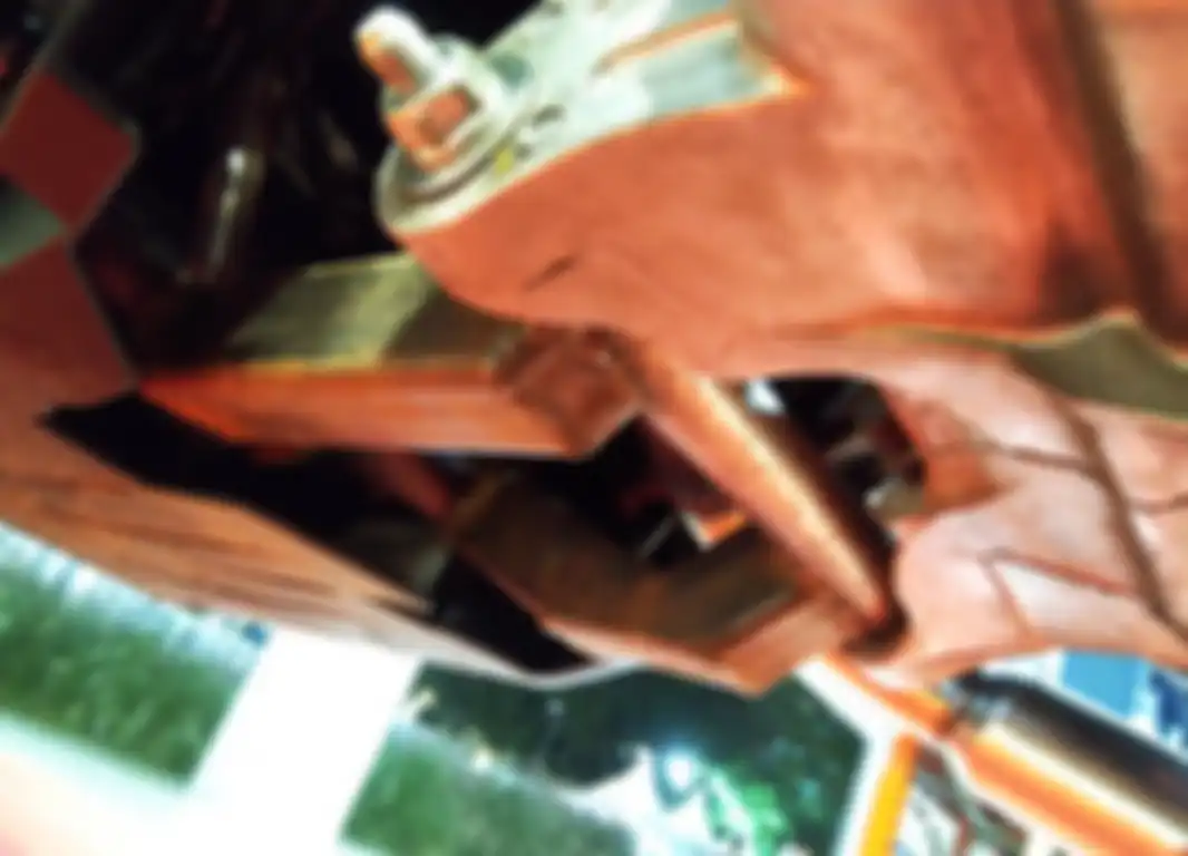 Engine mounting Custom Kit berbentuk kotak dan terbuat dari besi, mundur sekitar 5 cm