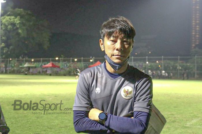 Pelatih timnas U-22 Indonesia, Shin Tae-yong, sedang memberikan keterangan kepada awak media di Lapangan D, Senayan, Jakarta, 2 Maret 2021.
