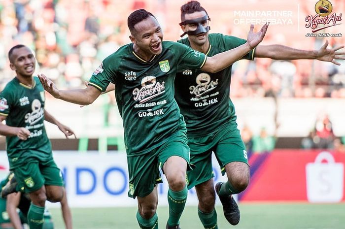 Gelandang Persebaya Surabaya, Oktafianus Fernando, merayakan gol yang dicetaknya ke gawang Persela Lamongan pada pekan keenam Liga 1 2019.