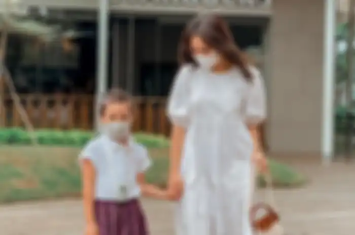 Foto Gisel mengantar sekolah Gempi mencuri perhatian. Pemicunya, barang mewah ini. Harganya, 3 kali bansos DKI Jakarta.