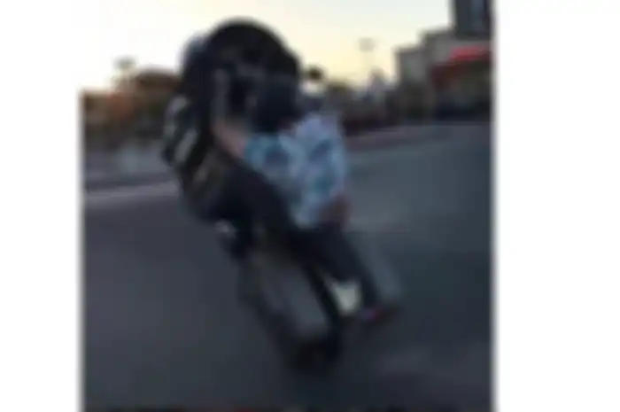 H-D bongsor diajak wheelie sambil menari