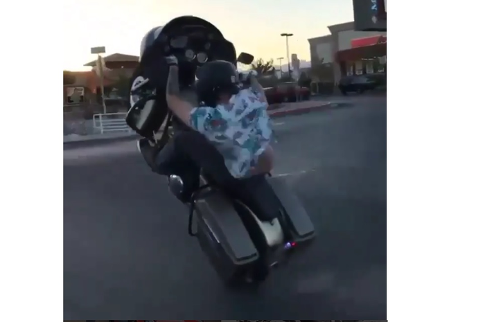 H-D bongsor diajak wheelie sambil menari