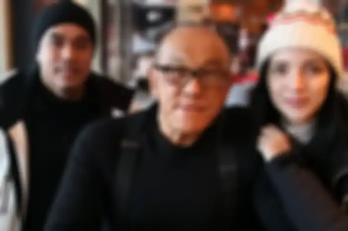 Nia Ramadhani  bersama Ardi Bakrie dan ayah mertua