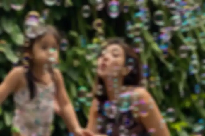 Foto Gisel bermain bubble bersama Gempi yang menjadi pemicu mantan istri Gading Marten kena semprot netizen. 