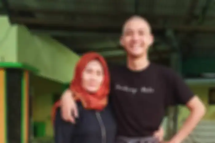Kini, foto ibunda berhijab dikasihini netizen. Pemicunya, Adam Rosyadi digeruduk isu pindah agama. Pacar Agnez Mo beri respons begini.