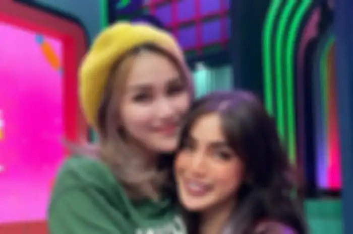 HubunganJessica Iskandar dan Ayu Ting Ting sempat memanas. Rupanya, ini deretan kelakuan Jedar yang bikin ibunda Bilqis sakit hati.