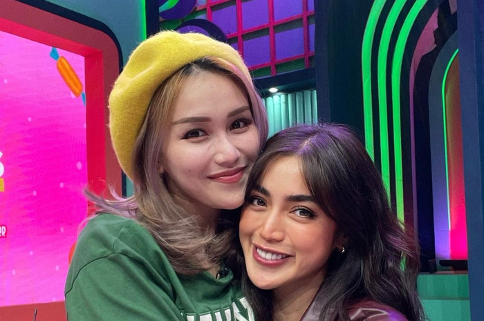 HubunganJessica Iskandar dan Ayu Ting Ting sempat memanas. Rupanya, ini deretan kelakuan Jedar yang bikin ibunda Bilqis sakit hati.