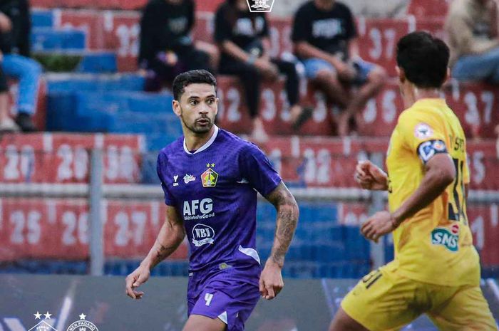 Suasana laga pekan ke-16 Liga 1 2024/2025 antara Persik Kediri vs Semen Padang di Stadion Brawjaya, Kediri, Sabtu (21/12/2024) malam WIB