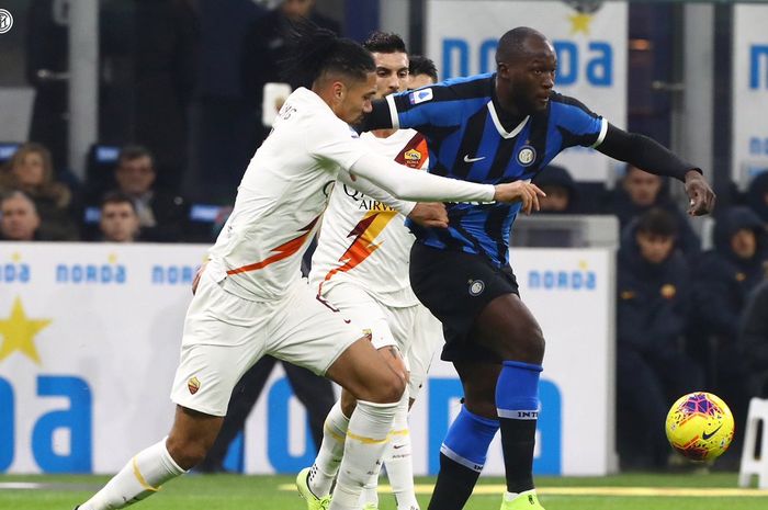 Striker Inter Milan, Romelu Lukaku, beraksi dalam laga Liga Italia melawan AS Roma di Stadion Giuseppe Meazza.