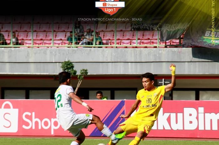 Penyerang Bhayangkara FC, Dendy Sulistyawan (kanan), berduel dengan bek Persebaya, Abu Rizal Maulana (kiri), pada laga pekan ke-17 di Stadion Patriot, Bekasi, Jawa Barat, Sabtu (31/8/2019).