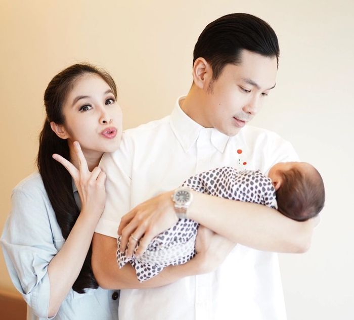 Penampilan Sandra Dewi  yang jadi sorotan netizen di media sosial setelah melahirkan putra keduanya, Mikhael Moeis