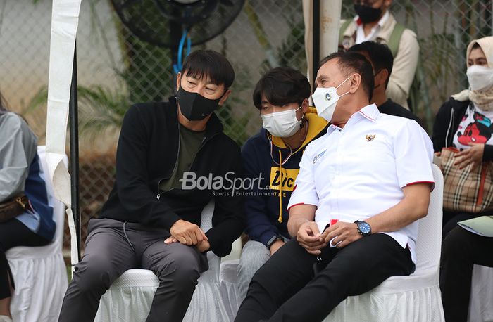 Pelatih timnas Indonesia, Shin Tae-yong (kiri) dan Ketua Umum PSSI, Mochamad Iriawan (kanan), sedang memantau latihan timnas putri Indonesia di Lapangan D, Senayan, Jakarta, 8 Maret 2021.