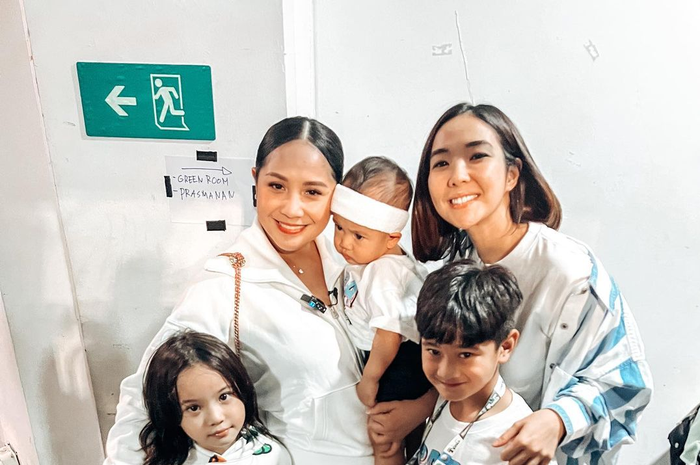 Gisel tampak bahagia menonton aksi Gading Marten di Tiba Tiba Tenis Vindes Sport. Foto Gempi bareng Nagita Slavina picu komentar.