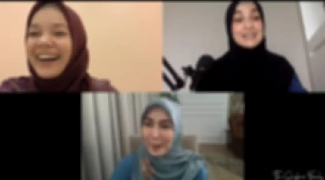 Dewi Sandra saat menceritakan pengalamannya berhijrah.
