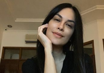 Tampil Awet Muda dengan Gaun Putih Ketat, Sophia Latjuba Sampai Disebut Netizen Jelmaan Vampir yang Tak Bisa Menua