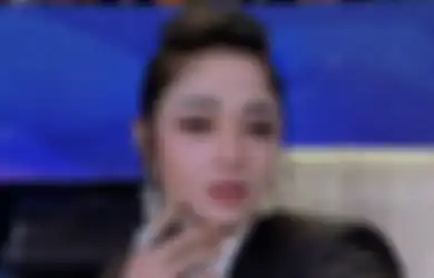 Pantas Wajahnya Cantik Jelita, Dewi Perssik Diam-diam Pakai Susuk Ini untuk Penampilannya 