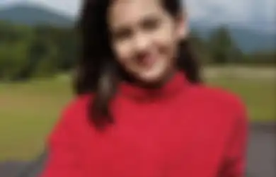 Sweater Weather! Tiru 3 Gaya Kece Pakai Sweater ala Sandrinna Michelle