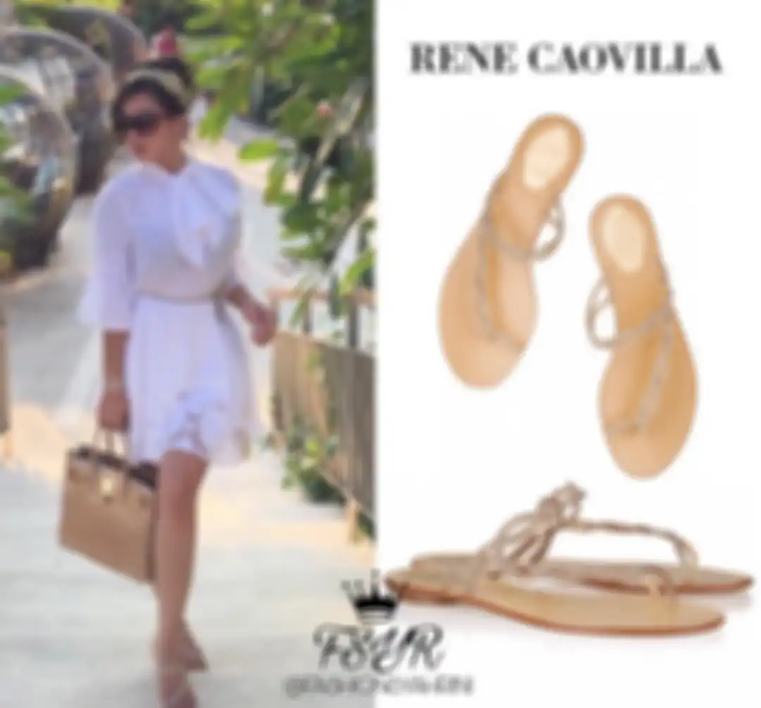 Syahrini terlihat tampil modis memakai sandal jepit mewah koleksi Rene Caovilla-Crystal Embellished Leather Sandal.